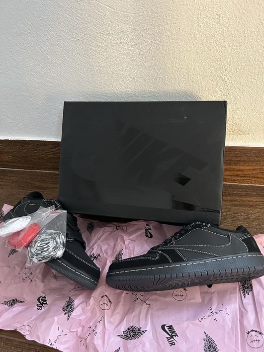 Jordan 1 low X Travis Scott