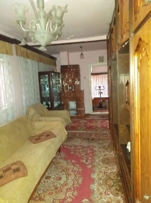 Casă de vânzare la curte în comuna Alunis, județul Prahova, cu beci.