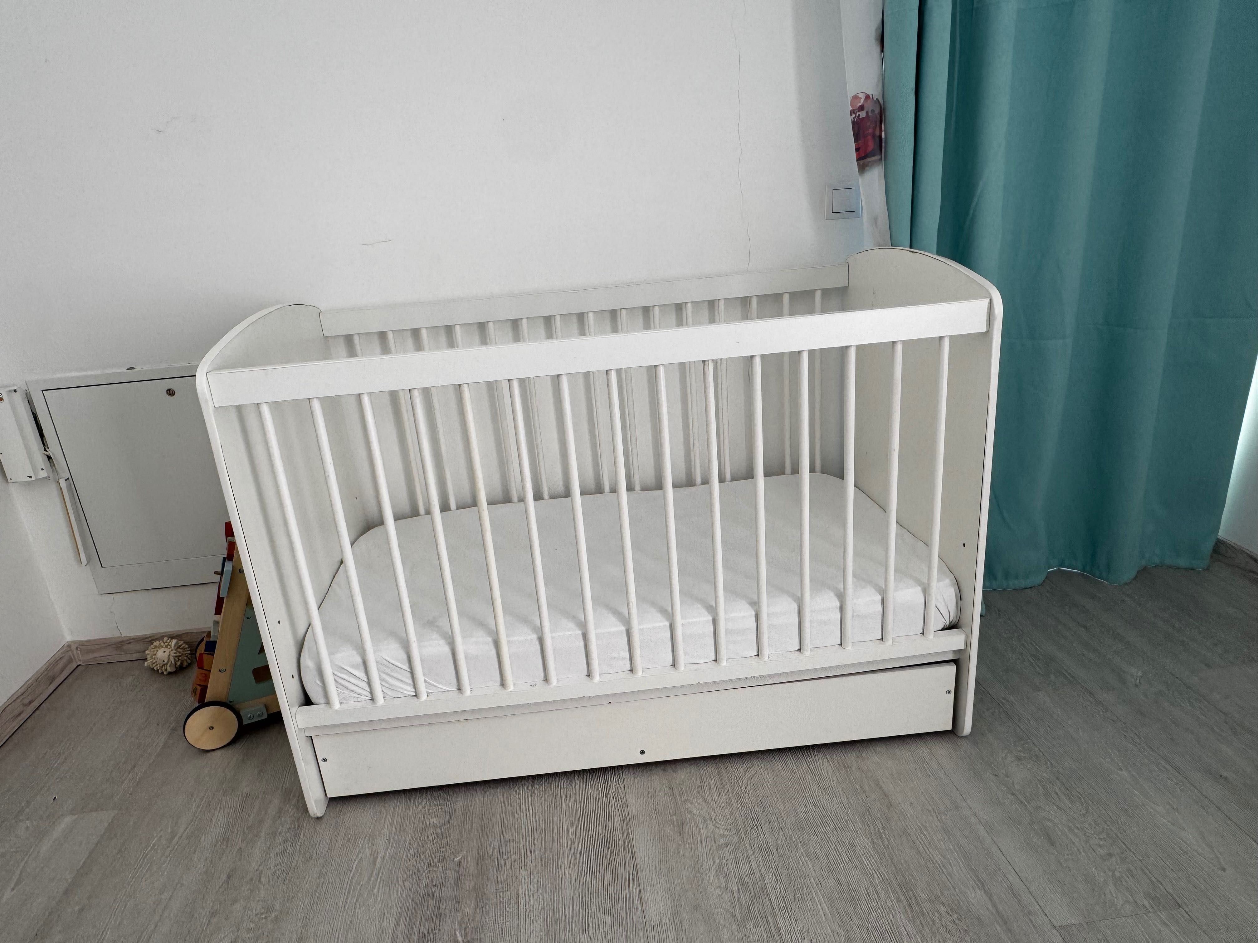 Pătuț și masă de schimbat bebe