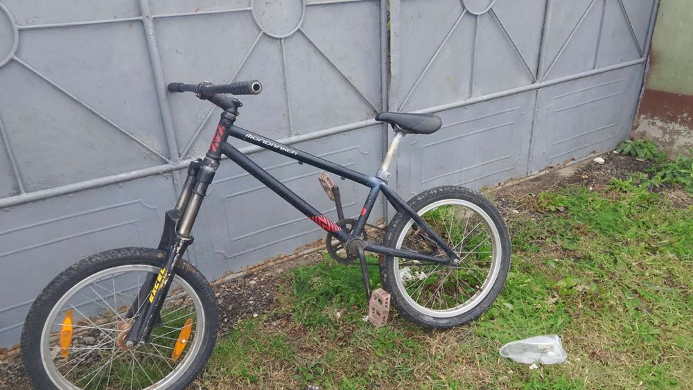 Bmx de vânzare cu furcă de culoare neagră