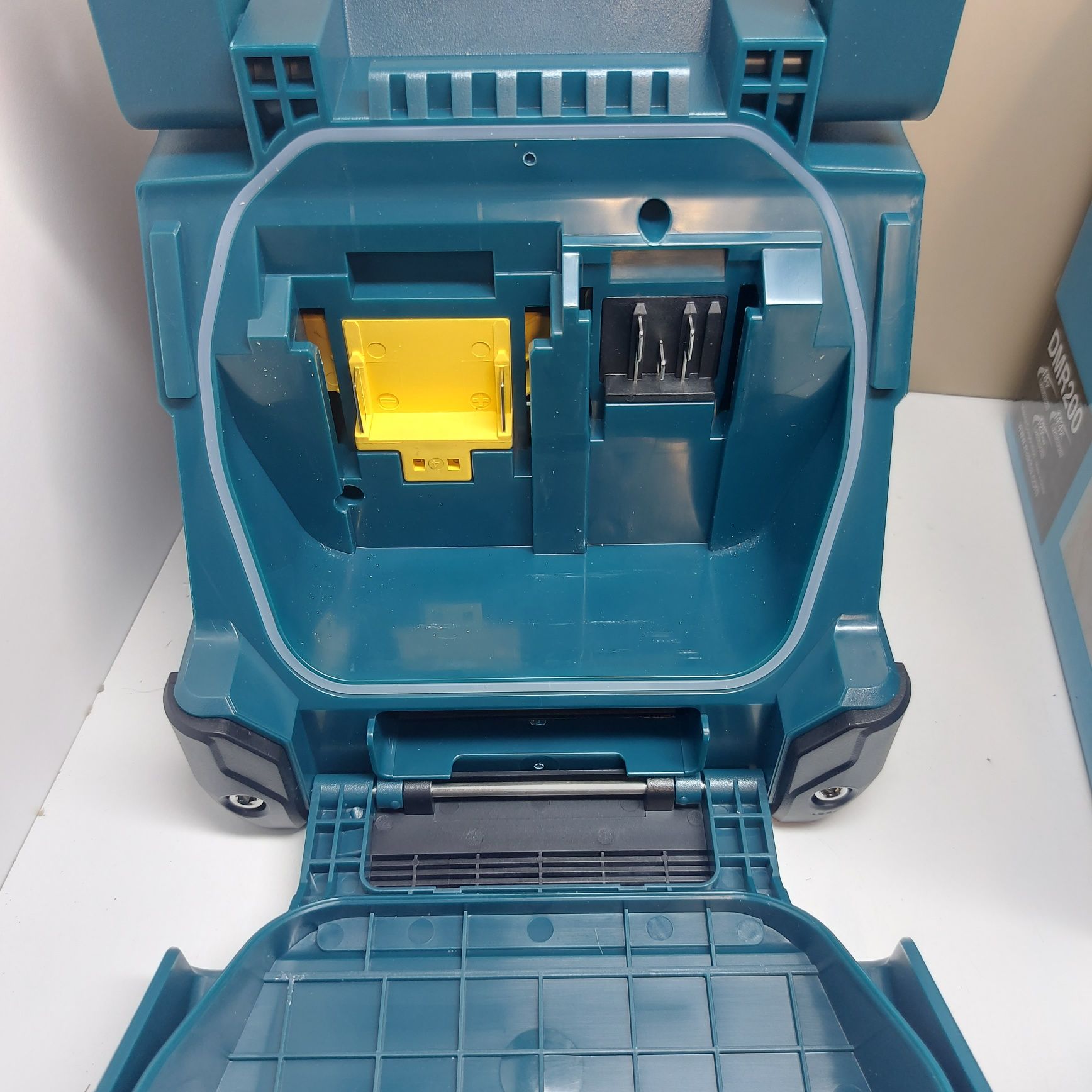 Акумулаторна блутут колона MAKITA DMR200