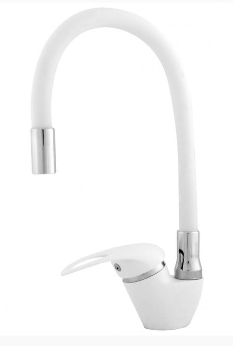 Новый латунный смеситель для кухни.