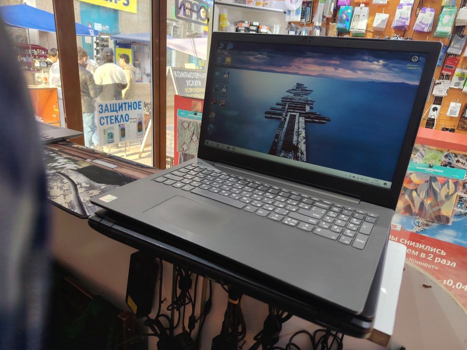 Noutbuk sotiladi Lenovo