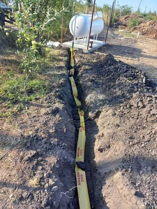 Execut sapaturi cu miniexcavator, picon si burghiu pentru gauri