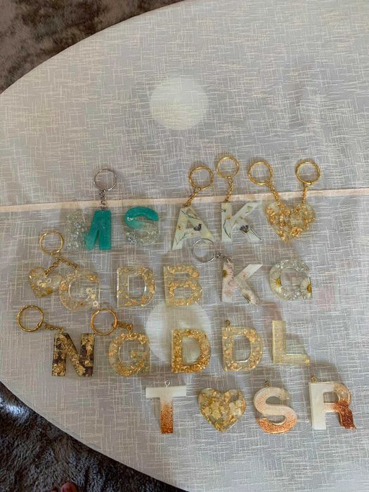 Ключодържатели и книгоразделители от епоксидна смола ЛОТ на ниска цена