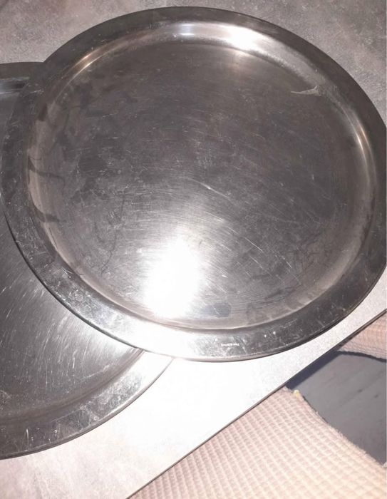 Tăvi rotunde din inox pentru aperitive ambele 150 lei