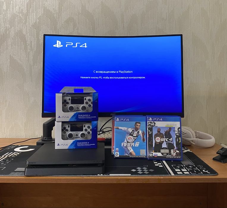 PS 4 SLIM 1TB + 2 джойстика + 7 игр