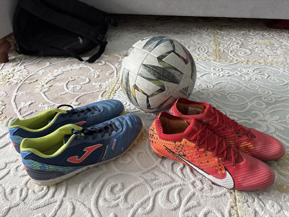 Продам бутсы найк 43размер и сороканожки джома 44размер и мяч 5размер