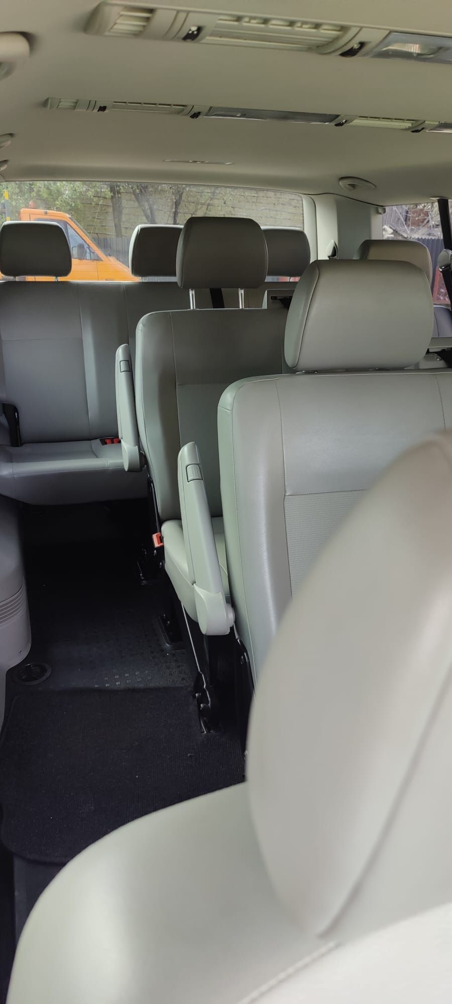 VW T5 Caravelle model Lung 9 locuri