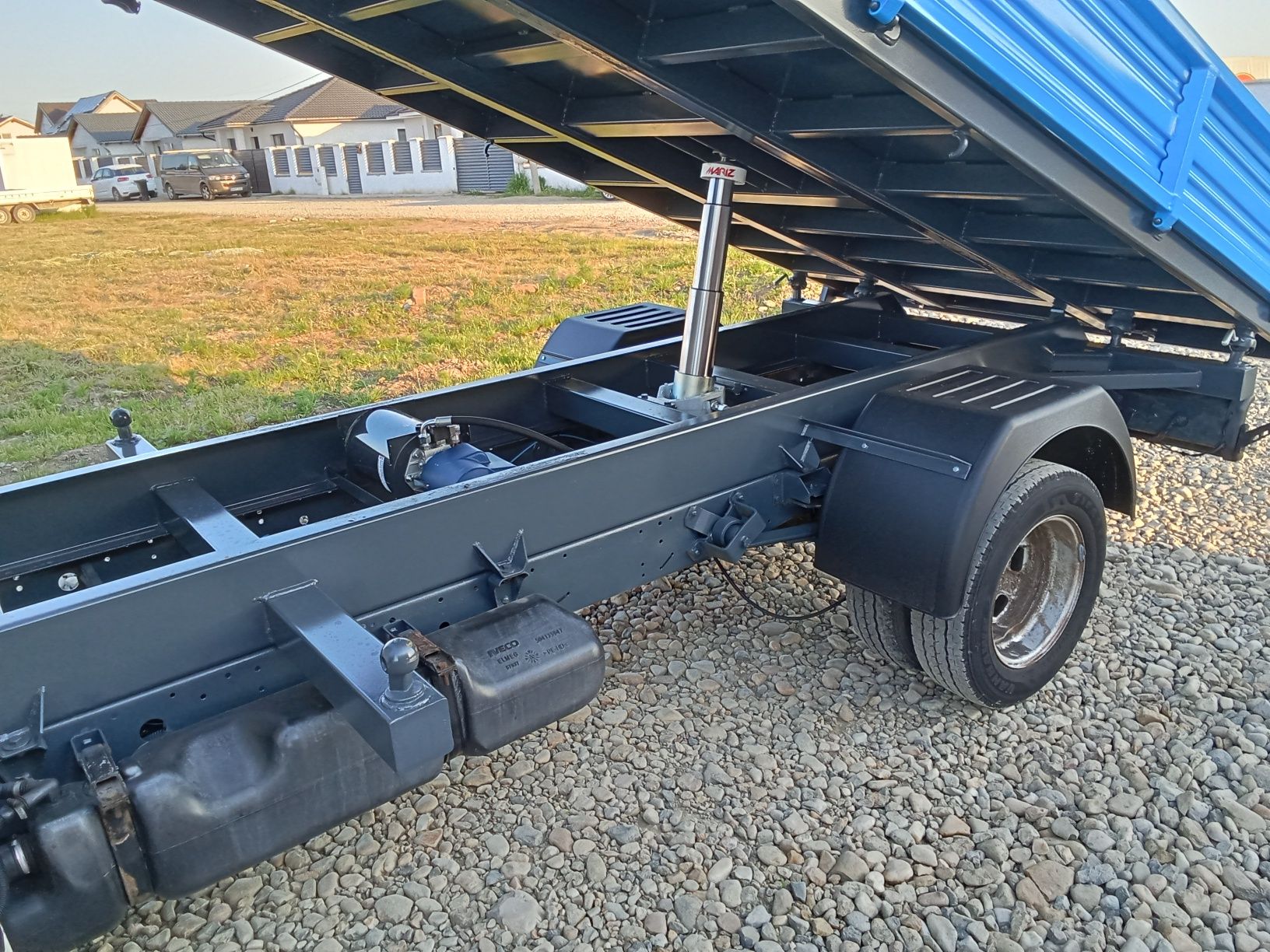 Iveco 35.15 basculabil pe 3 parti