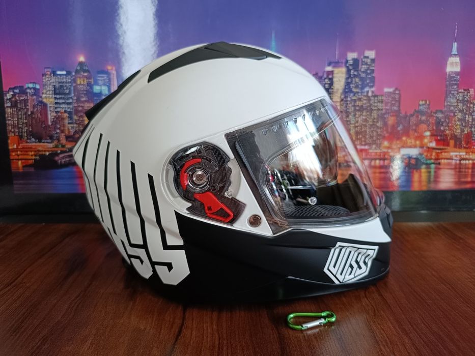 Мото шлем от итальянского бренда UOSS