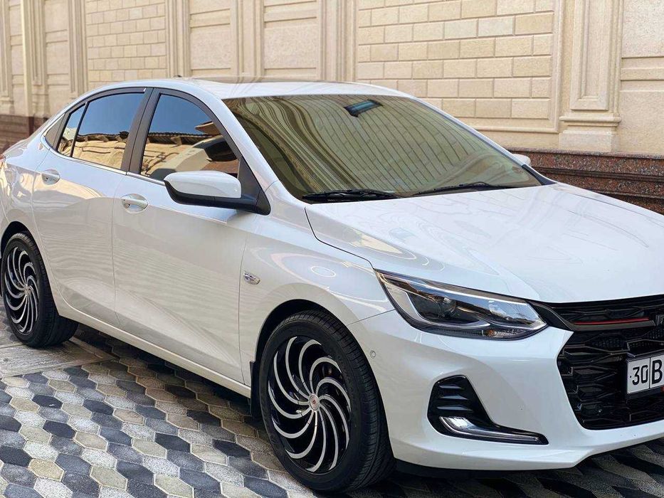 Onix Premier Turbo сотилади.