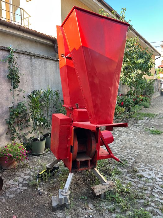 Tocator crengi actionat de Tractor