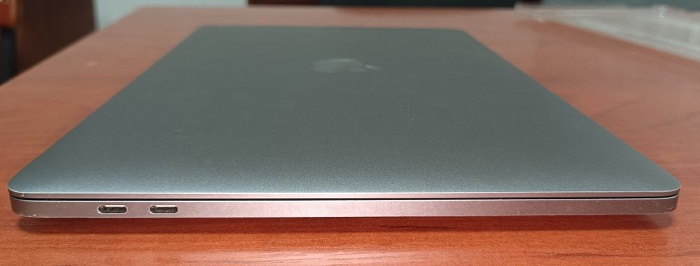 Sotiladi: MacBook Pro M1 8/256GB
