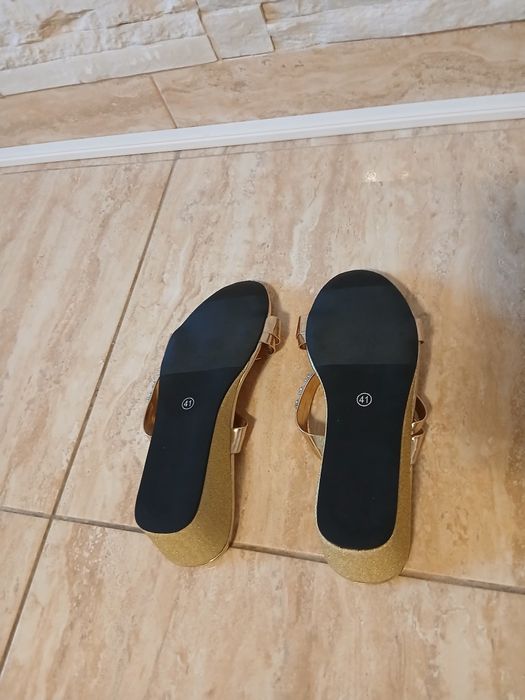 Papuci ...sandale cu pietre culoarea aurie