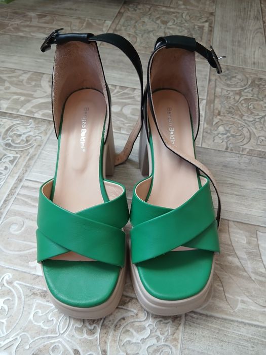 Продам босоножки новые.