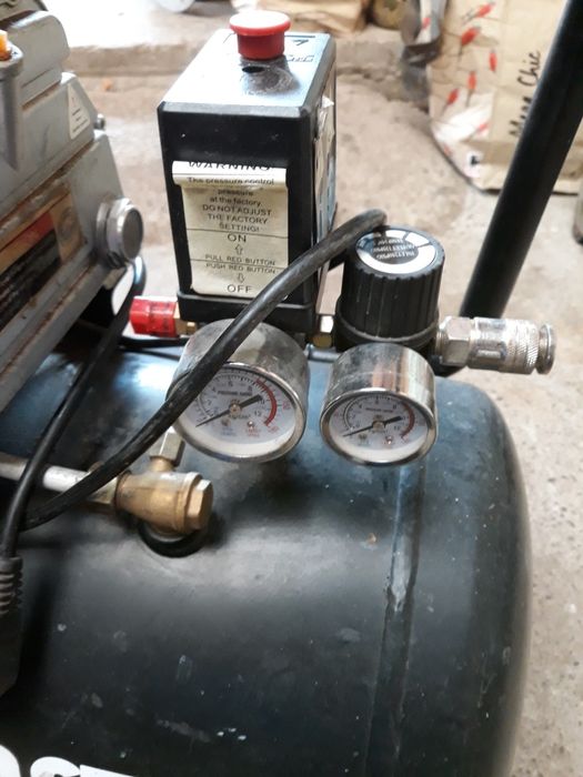 Compresor aer complet la 220v preț.820 lei.