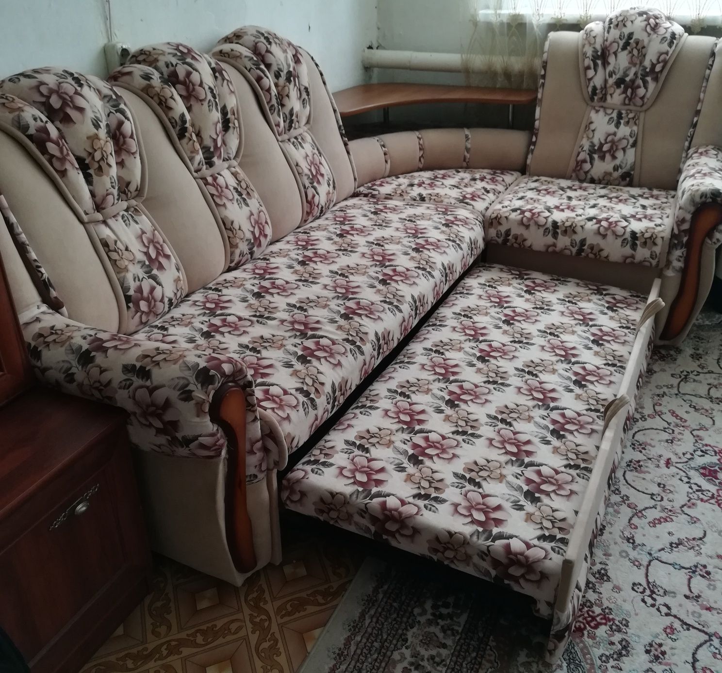 Мебель для гостиной, угловой диван и кресло.