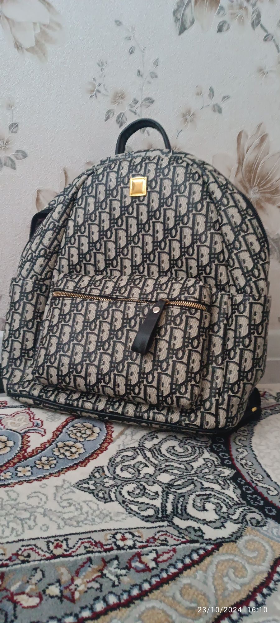 Maktab sumkasi qizlar uchun, adiga i