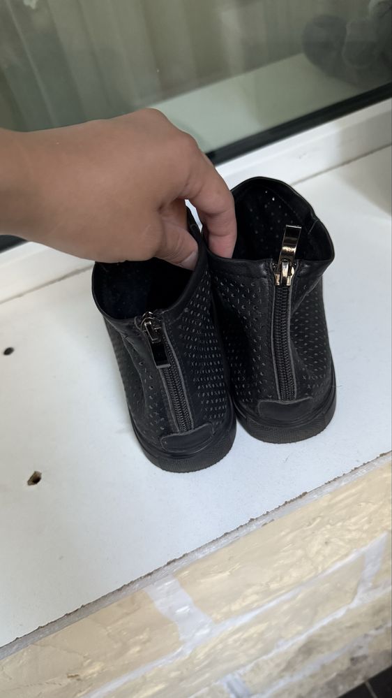 Продам женские ботинки