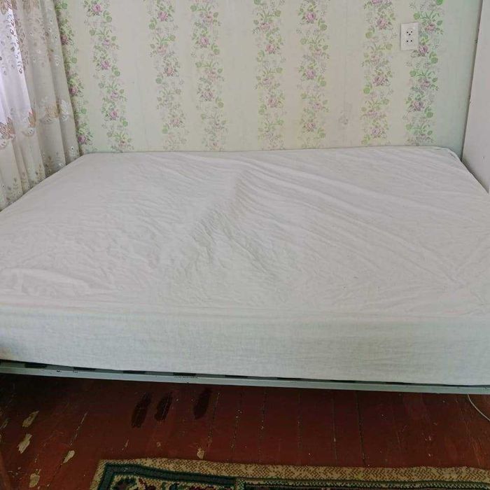 Продам2-хспальнюю кровать , ортопед матрац.