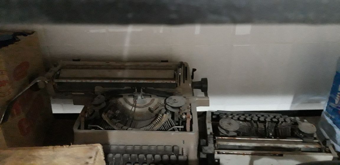Антиквар, печатающая машинка