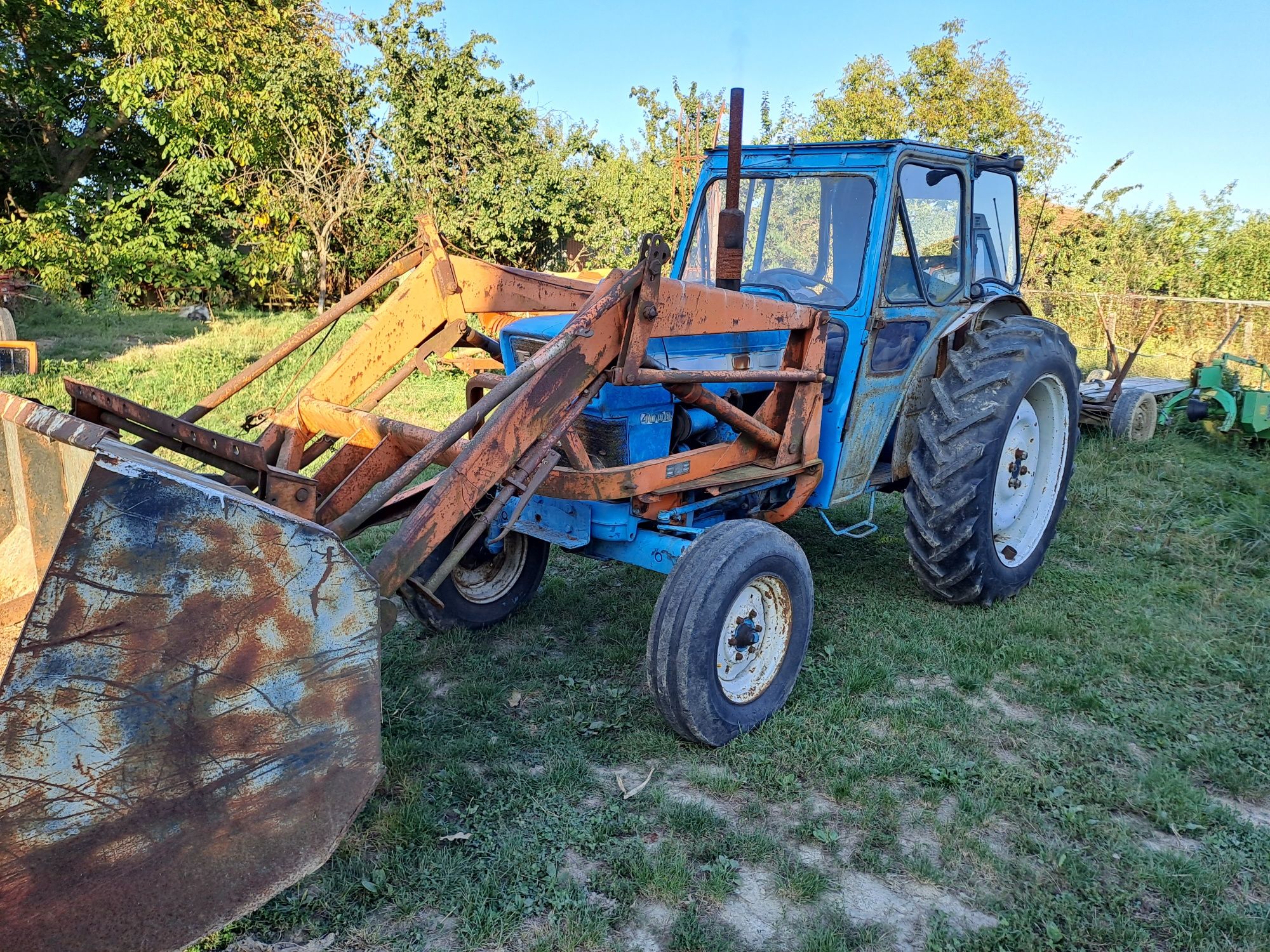 Tractor Ford 4000 cu încărcător