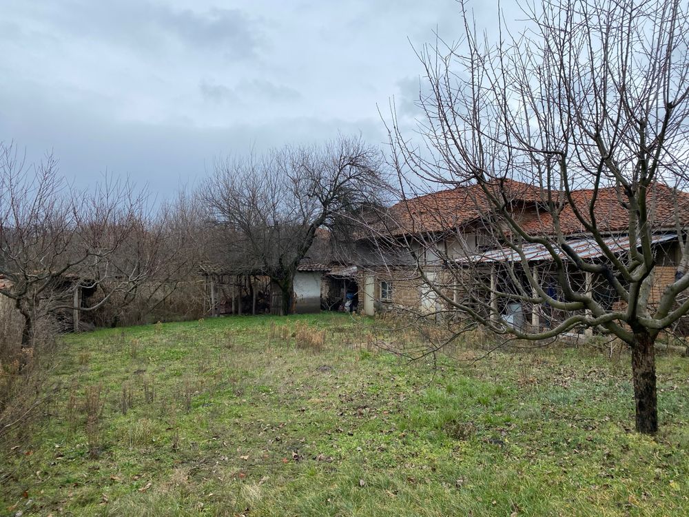 Къща с дворно място в село Каравелово, община Карлово.