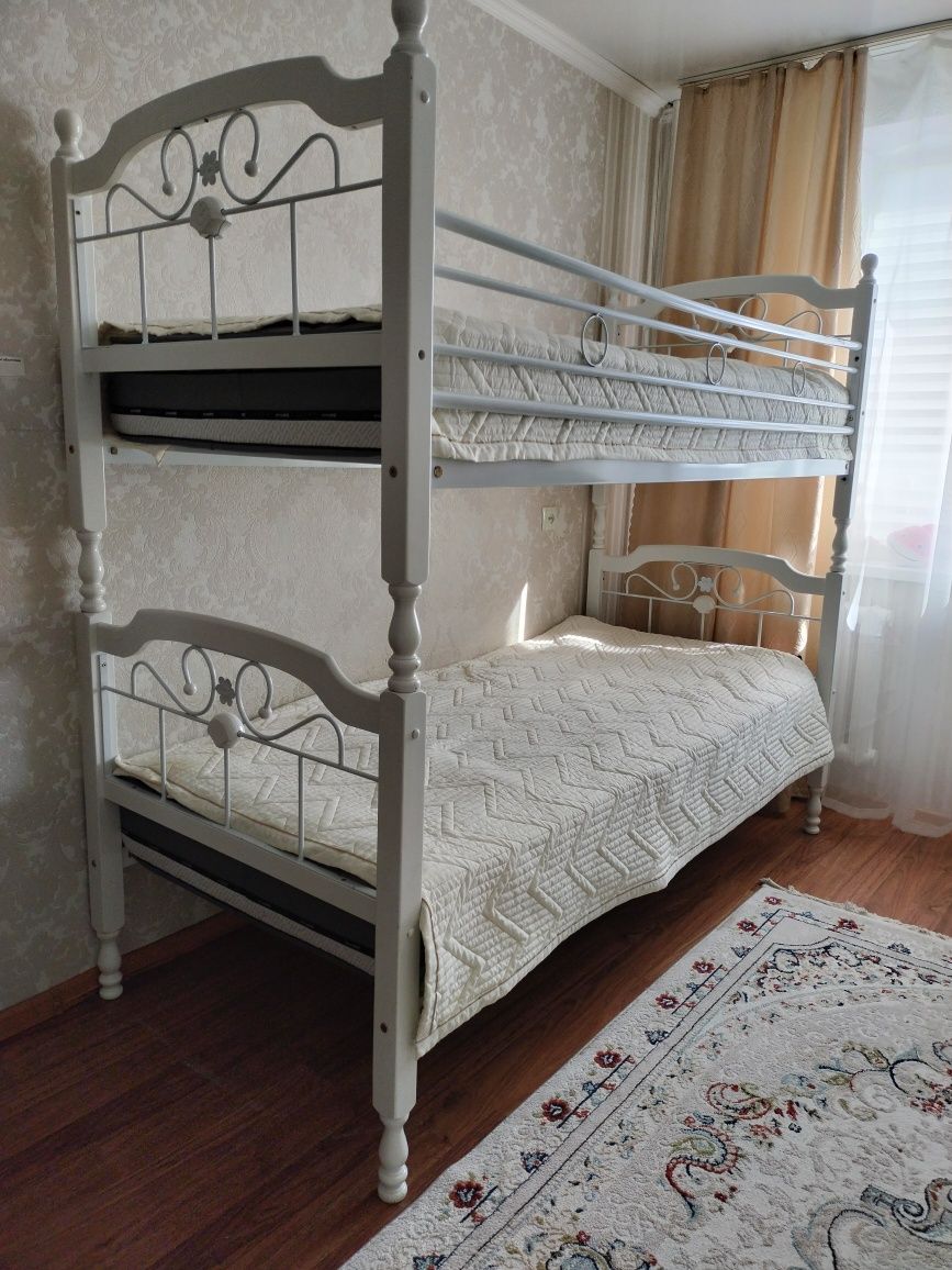 Продам кровать с матрасом в отличном состояние