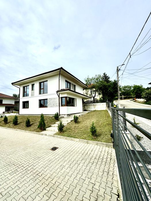 Casa individuala;193 mp desfasurati+ 2 parcari amenajate si curte