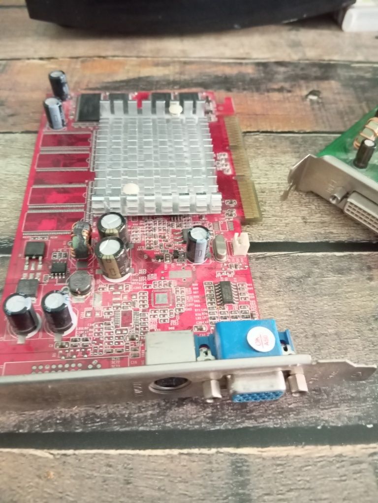 Vând trei placi video 128 GB 64 biț