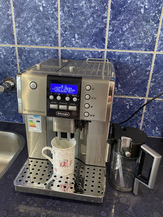 Кафемашина Delonghi Prima Donna с кана за мляко.
