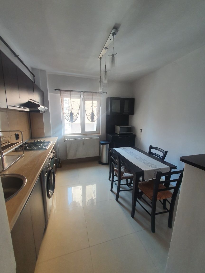 De vânzare  apartament 3 camere, zona centrala