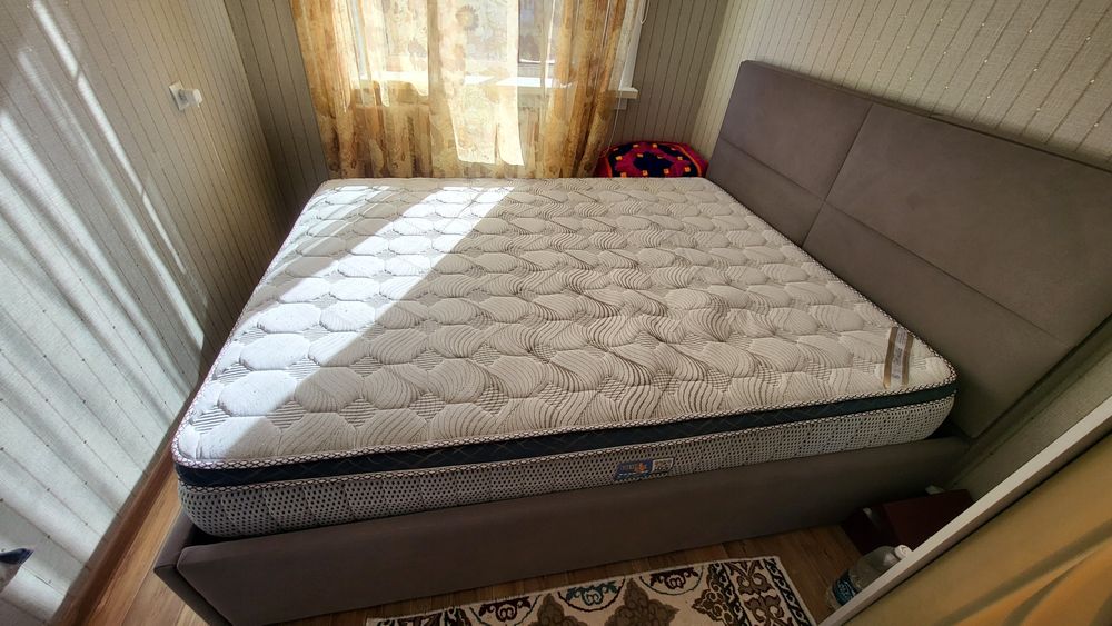 Продаю кровать с матрасом срочно за дешево новая