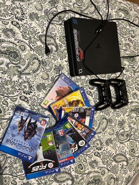 Vand PS4, 2 manete si 8 jocuri