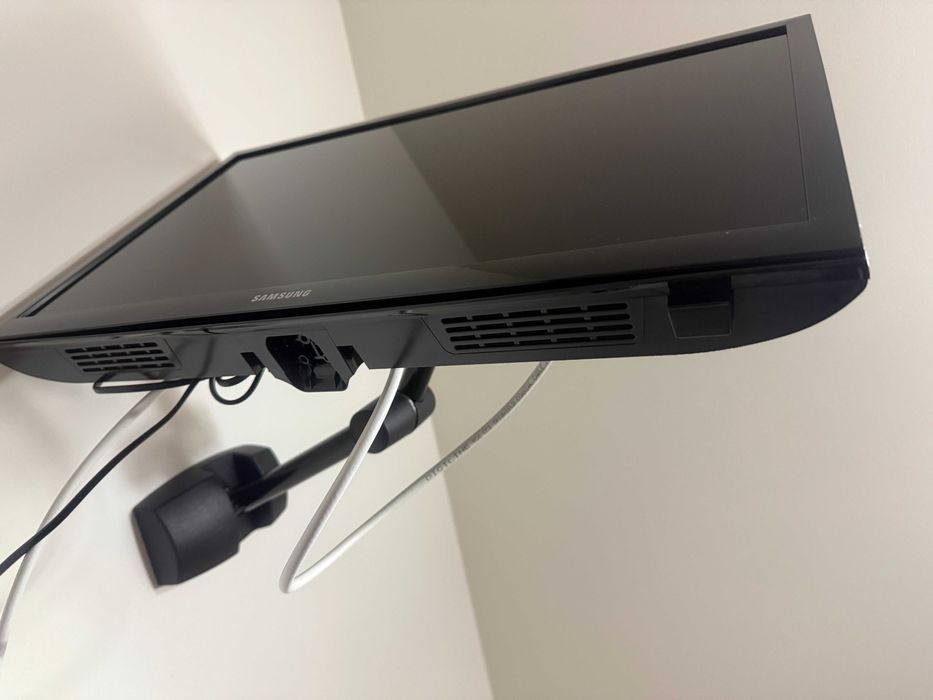 Televizor Samsung cu suport de perete
