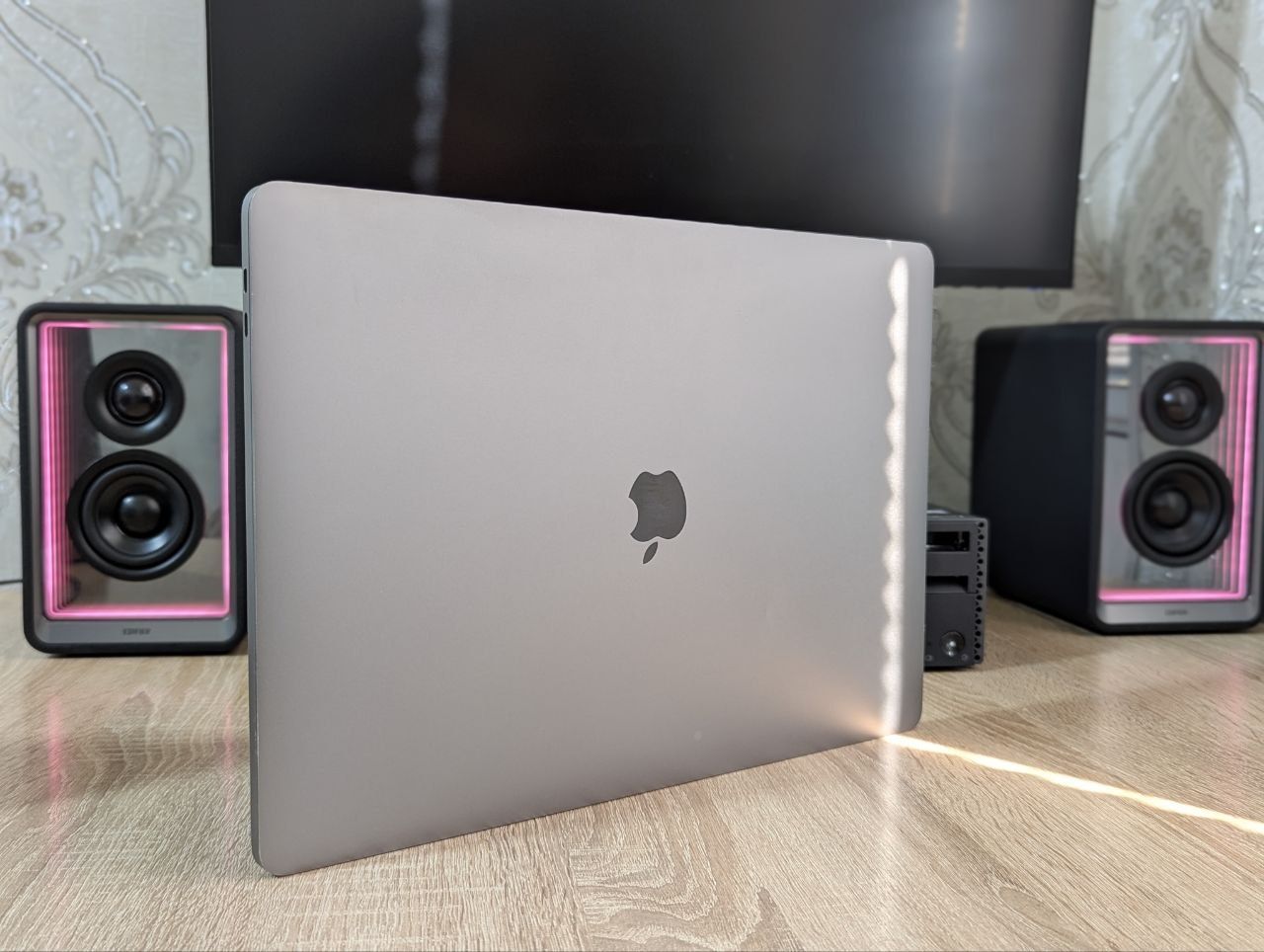 MacBook Pro 15" with TouchBar (i7 7820HQ 16/512GB)