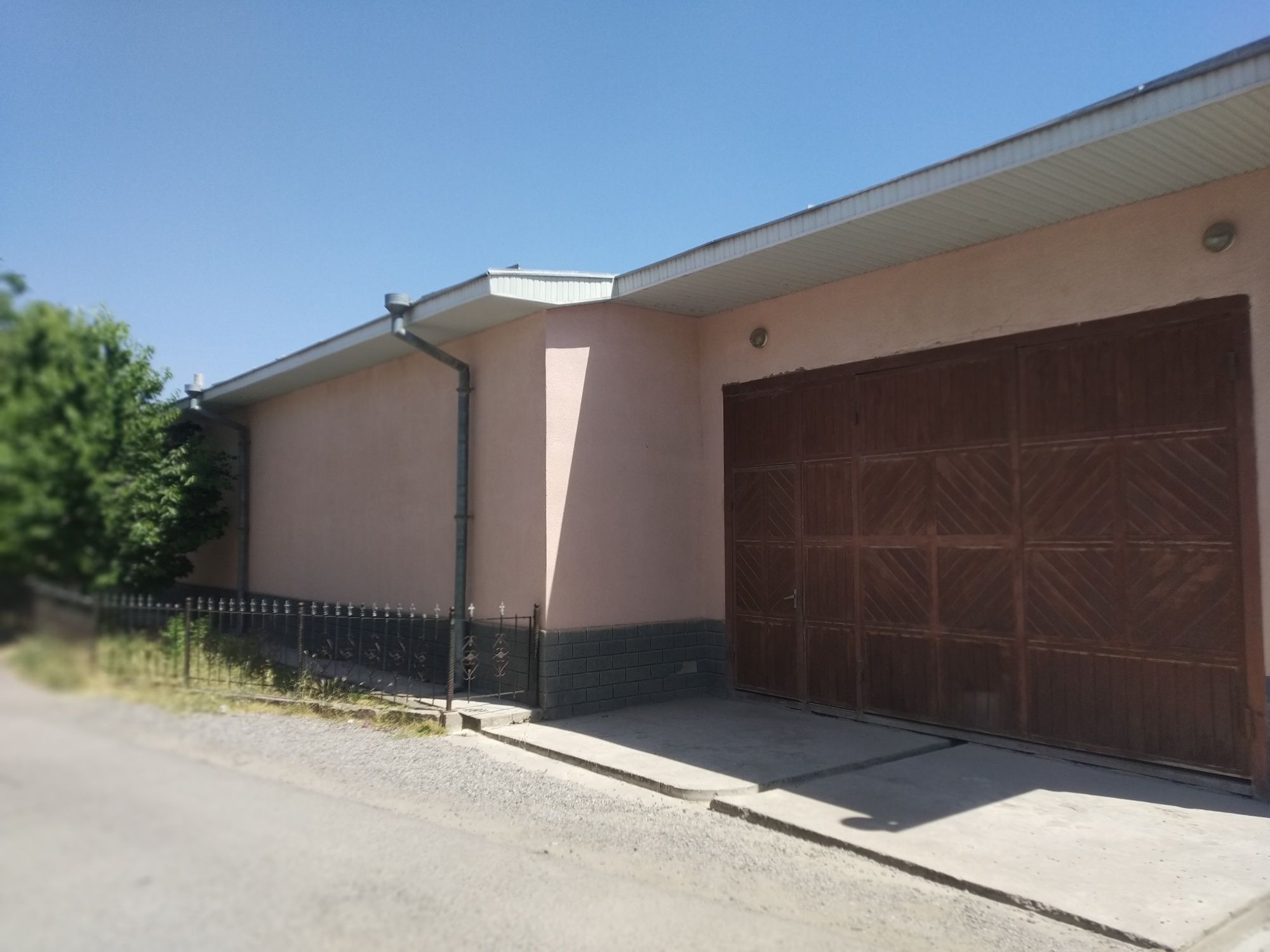 Kottej 8,5 sotka Qibray markaz 3 etaj 400+100 kvm