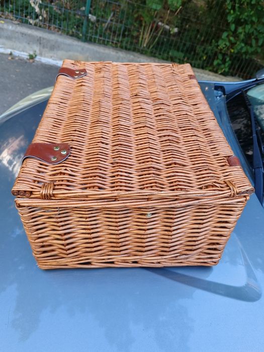 Valiza vintage picnic utilată complet.