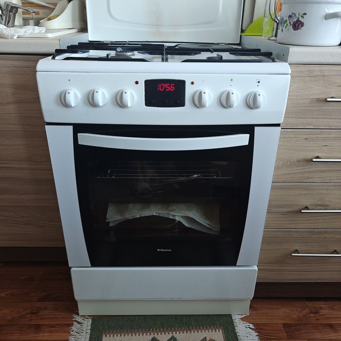 Продам газовую плиту Hansa!