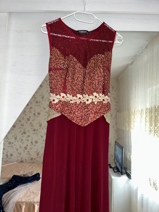 Vând rochie cu model deosebit