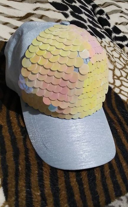 Джинсы,футболка и кепка на девочку