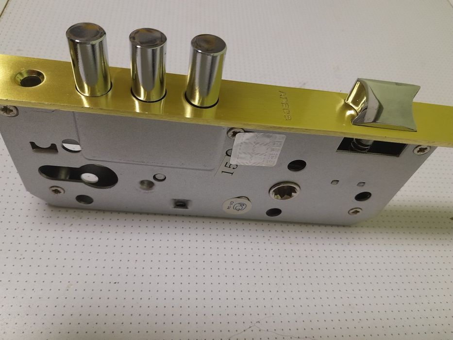 Продам замок фирмы apecs для двери