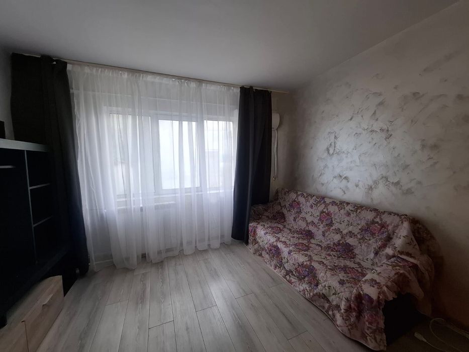 Închiriez garsonieră zona Podu Roș, Piața Nicolina, 200€