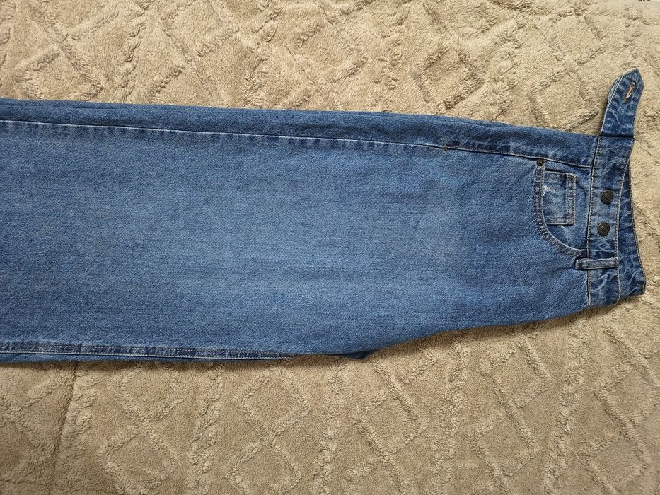 Blugi albaștri clasici, talie înaltă, model lejer, material rezistent,