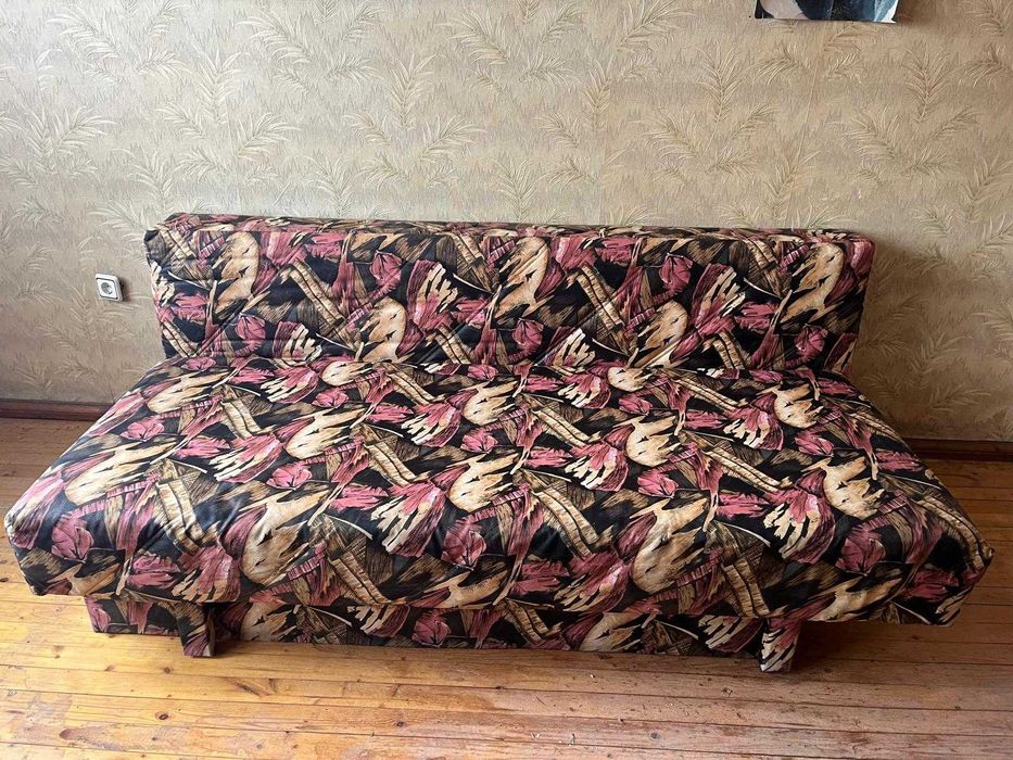 Диван масивен с подвижен гръб ставащ на спалня