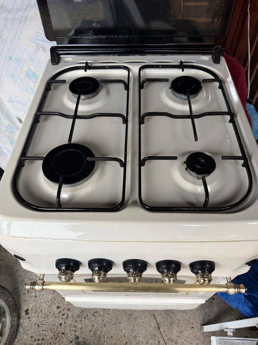 Vand aragaz cu patru ochiuri