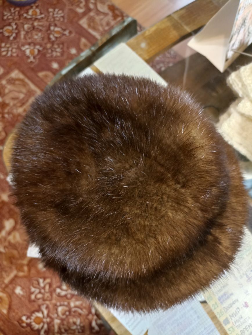 Продам женскую норковую шапку.Индпошив.56 размер.Коричневого цвета.