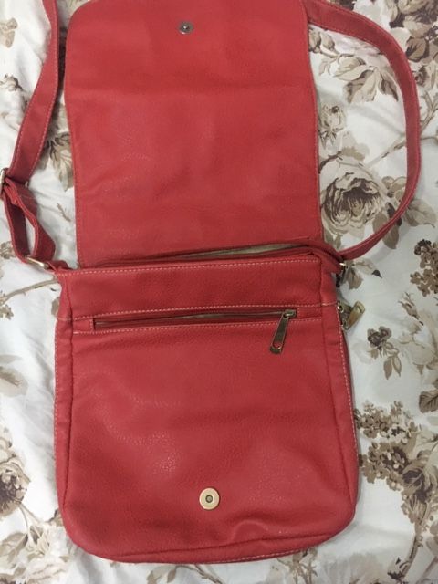 Vand geanta colorata rosie tip postas