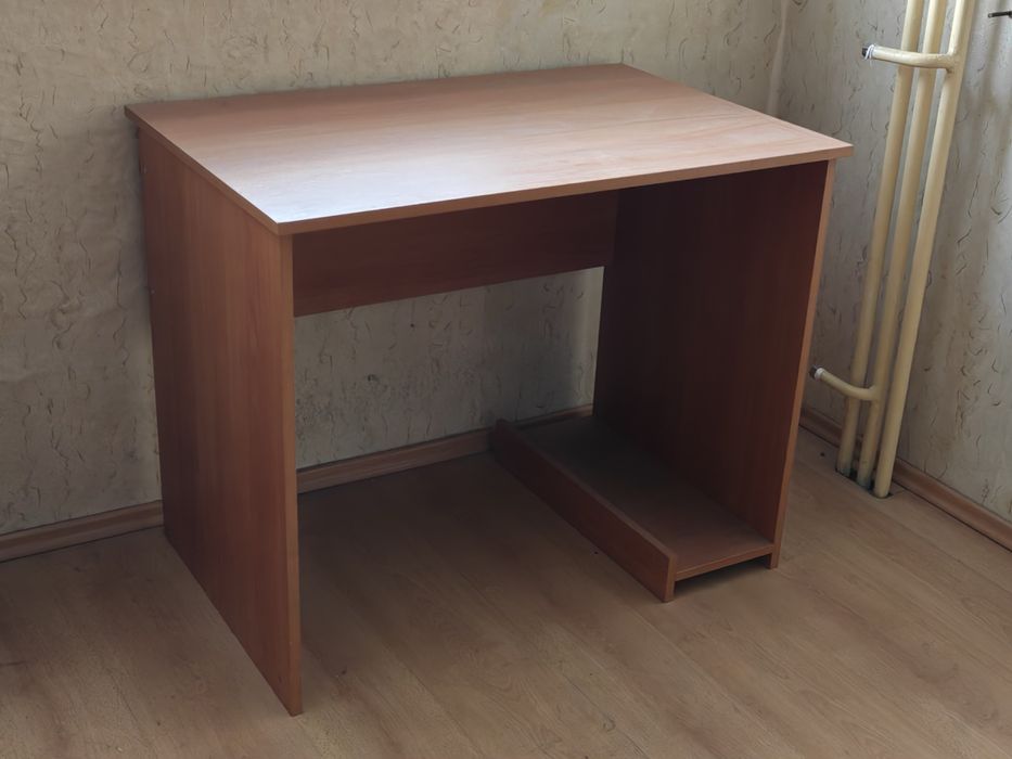 Дървено работно бюро, ракла, рамка за легло и секция